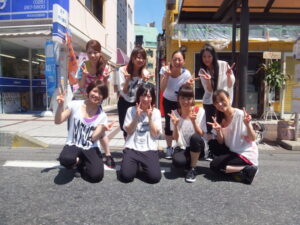 長野県長野市の夏季催事で生徒による路上ダンス後（８人）
