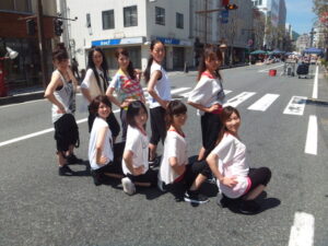 長野県長野市の夏季催事で生徒による路上ダンス後（９人）